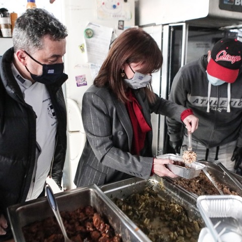 Η ΠτΔ, Κατερίνα Σακελλαροπούλου, στην κοινωνική κουζίνα «Ο Άλλος Άνθρωπος»
