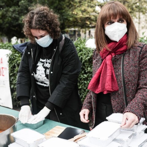 Η Κατερίνα Σακελλαροπούλου μοίρασε φαγητό μαζί με την κοινωνική κουζίνα «Ο Άλλος Άνθρωπος»	
