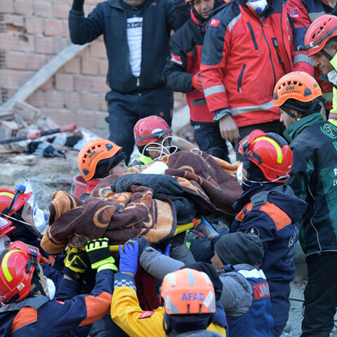 Φονικός σεισμός στην Τουρκία: Τα σωστικά συνεργεία δεν σταματούν να απεγκλωβίζουν κόσμο από τα χαλάσματα