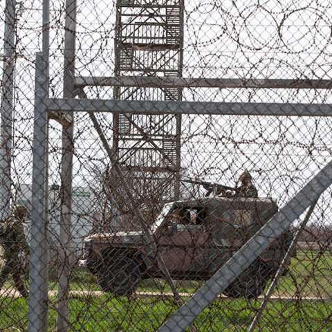 Έβρος: Ενισχύονται τα μέτρα ασφαλείας στα ελληνοτουρκικά σύνορα, καθώς πρόσφυγες και μετανάστες συγκεντρώνονται στην τουρκική πλευρά