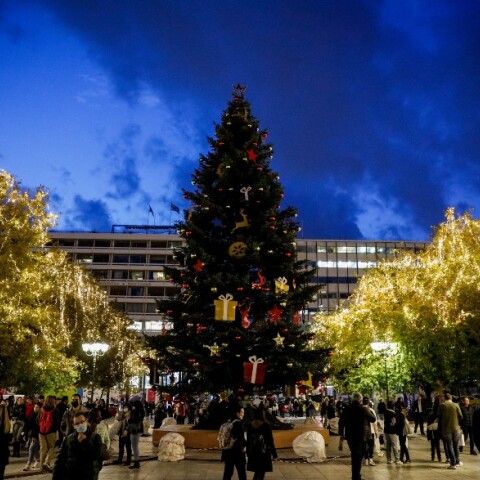 Εικόνες από τη Χριστουγεννιάτικη φωταγώγηση της πλατείας Συντάγματος