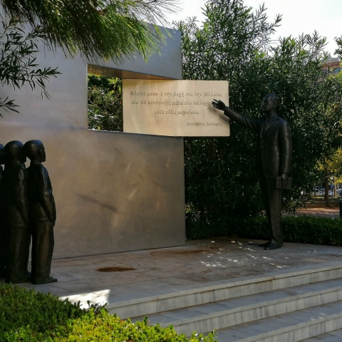 Μνημείο του Ελληνα Δασκάλου, Πλατεία Μαδρίτης