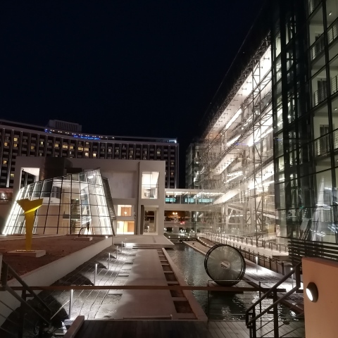 Το κανάλι που αναπαριστά συμβολικά τον ποταμό Ιλισό με το έργο του Κ. Βαρώτσου. Αριστερά το γλυπτό του Κ. Κουλεντιανού © Έλενα Ντάκουλα