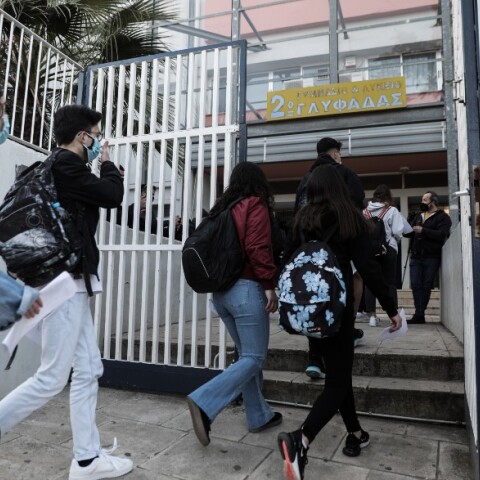 Μαθητές κατά την είσοδό τους στο σχολείο τους