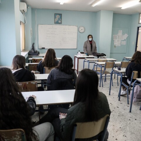 Μαθητές σε σχολική αίθουσα φορώντας προστατευτική μάσκα