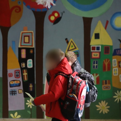 Παιδιά με τις σχολικές τους τσάντες στην πλάτη σε διάδρομο σχολείου