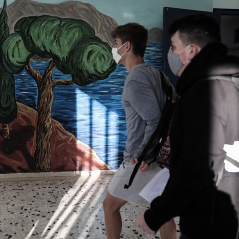 Μαθητές κατά την είσοδό τους στο σχολείο τους