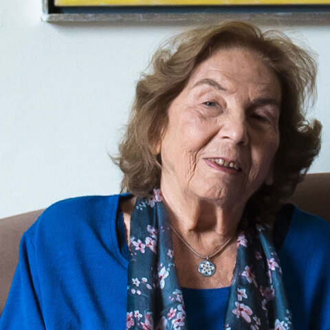 Άλκη Ζέη καθισμένη στον καναπέ του σπιτιού της