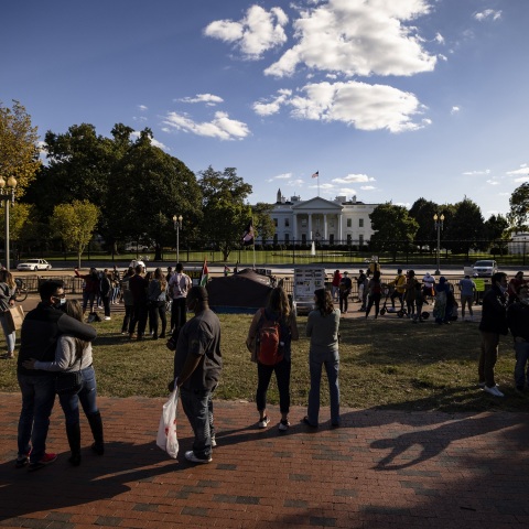 Κόσμος έξω από τον Λευκό Οίκο 