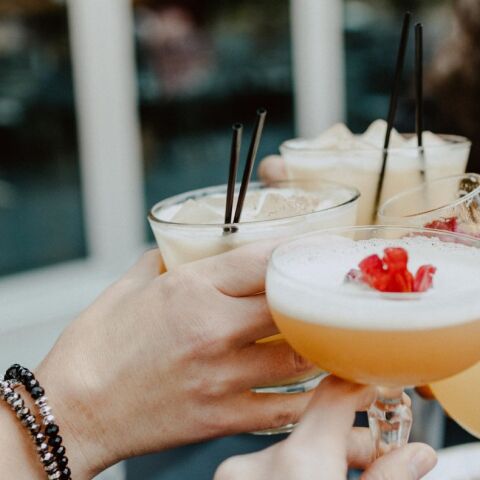 Παρέα τσουγκρίζει τα cocktail της