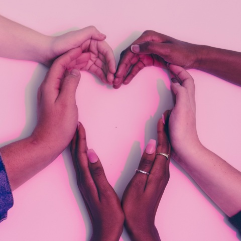 Χέρια ενωμένα σχηματίζουν καρδιά