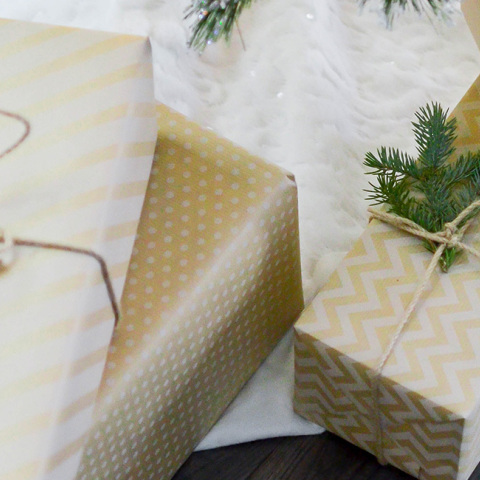 Τυλιγμένα δώρα κάτω από το χριστουγεννιάτικο δέντρο