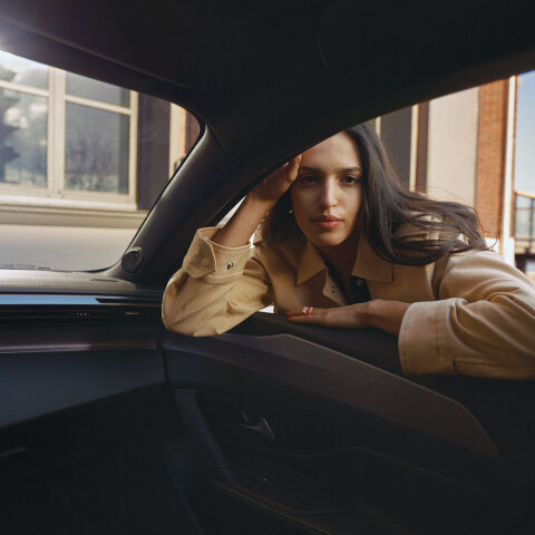 Μελαχρινή γυναίκα σκυμένη στο παράθυρο αυτοκινήτου, οπτική από το εσωτερικό του αυτοκινήτου