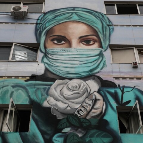 Γκράφιτι στο Τζάνειο - «Η νοσηλεύτρια με το λευκό τριαντάφυλλο» από τον Hambas