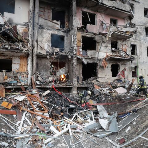 Ρωσικός βομβαρδισμός στο Κίεβο προκαλεί καταστροφές σε κατοικίες