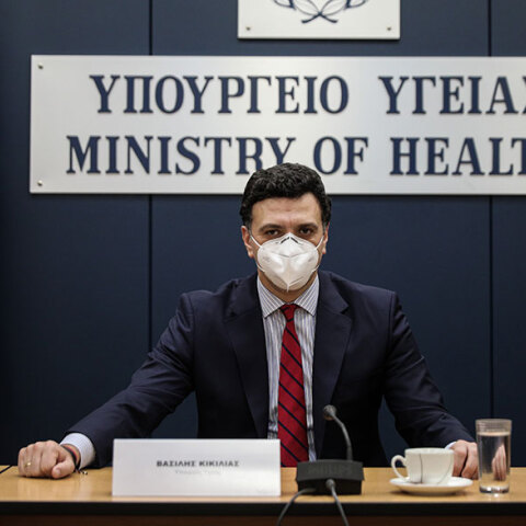 Ο Βασίλης Κικίλιας, με μάσκα για τον κορωνοϊό στη live ενημέρωση από το Υπουργείο Υγείας