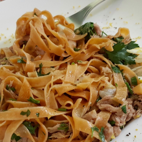 Μακαρονάδα με τόνο και άρωμα λεμόνι