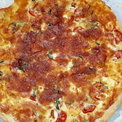 Τάρτα με ντοματίνια και βασιλικό