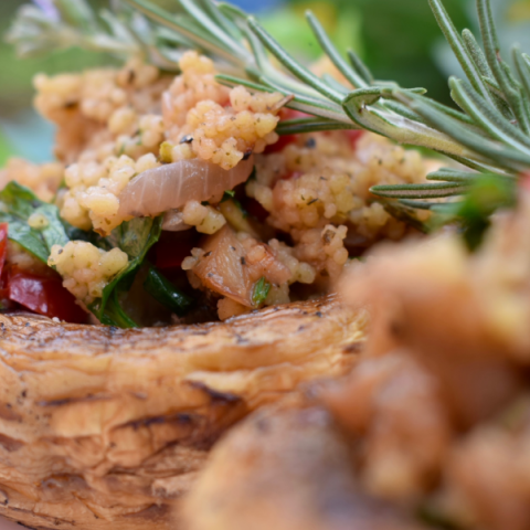 Μανιτάρια γεμιστά με πλιγούρι και λαχανικά