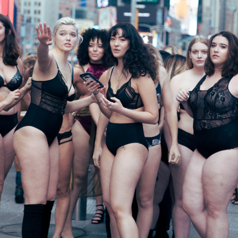 Καθημερινές γυναίκες με αληθινά σώματα έκαναν επίδειξη εσωρούχων στην Times Square