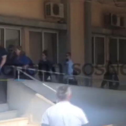 Τραγωδία στο Ξυλόκαστρο: Η στιγμή που ο μοναδικός επιζών φτάνει στο νοσοκομείο 