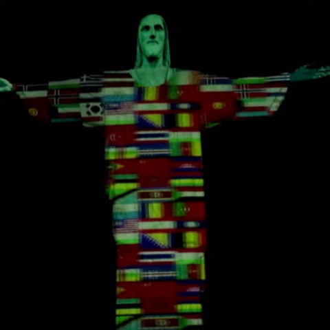 Το άγαλμα του Χριστού στη Βραζιλία με τις σημαίες των χωρών που πλήτττονται από τον κορωνοϊό