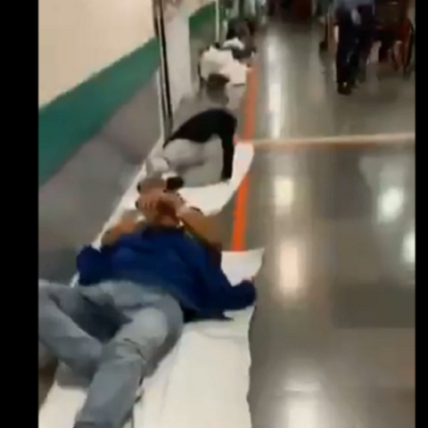 Κορωνοϊός: Άθρωποι ξαπλωμένοι στο πάτωμα νοσοκομείου στη Μαδρίτη