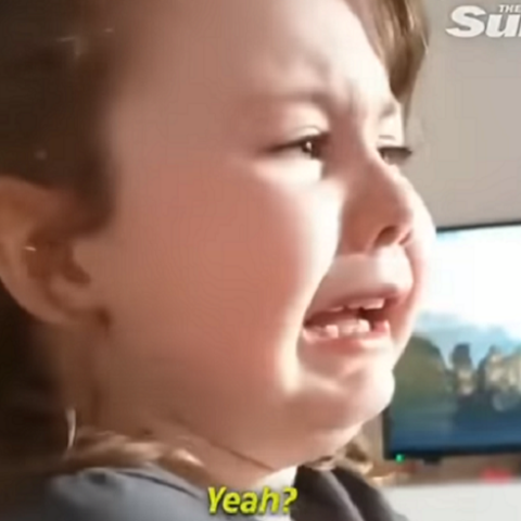 Κοριτσάκι ξεσπά σε κλάματα όταν μαθαίνει ότι έχουν κλείσει τα fast food