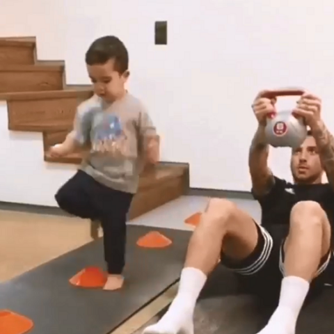 Ο Ολυμπιακός για το #ΜένουμεΣπίτι