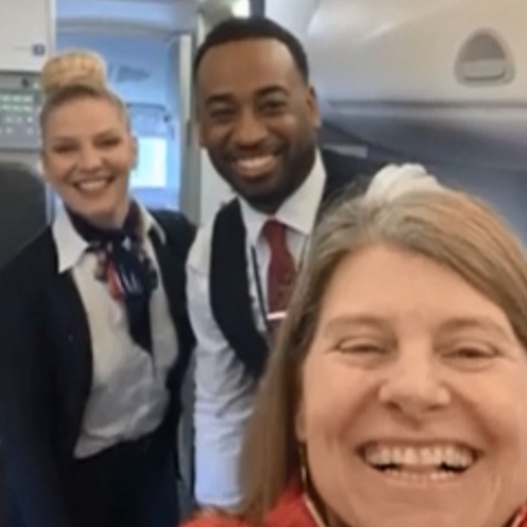 Η Sheryl Pardo ταξίδεψε μόνη της για να αποχαιρετήσει τη μητέρα της που έφυγε από τη ζωή λόγω κορωνοϊού