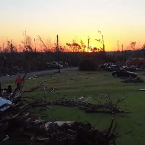 Εικόνες καταστροφής λόγω ανεμοστρόβιλων στις ΗΠΑ