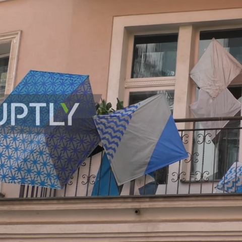 Έργα τέχνης κρεμασμένα στα μπλακόνια