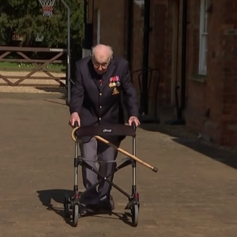 Ηλικιωμένος στη Μ. Βρετανία κάνει βόλτες στον κήπο με περιπατητήρα