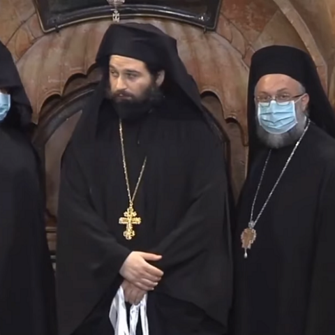 Άναψε το Άγιο Φως στον Πανάγιο Τάφο