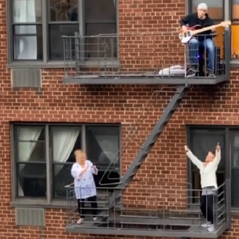 «Lean on me» από μπαλκόνια στη Νέα Υόρκη