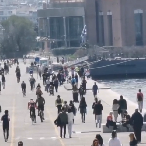 Ξανά γεμάτη κόσμο η Νέα Παραλία Θεσσαλονίκης