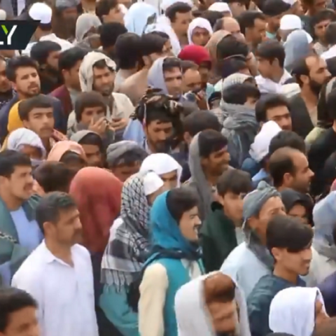 Εκατοντάδες πιστοί προσεύχονται χωρίς μέτρα προστασίας από τον κορωνοϊό