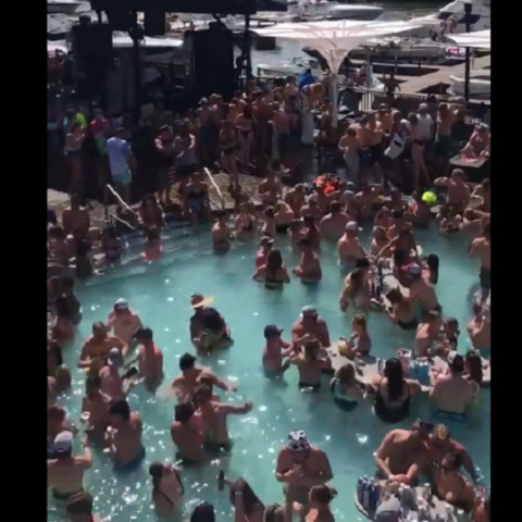 Πάρτι σε πισίνα στις Ηνωμένες πολιτέιες