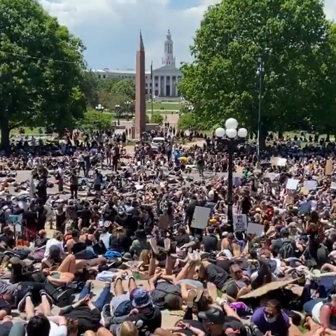 Χιλιάδες διαδηλωτές στο Κολοράντο των ΗΠΑ διαμαρτυρήθηκαν με ιδιαίτερο αλλά και ειρηνικό τρόπο για το φόνο του Τζορτζ Φλόιντ από αστυνομικό