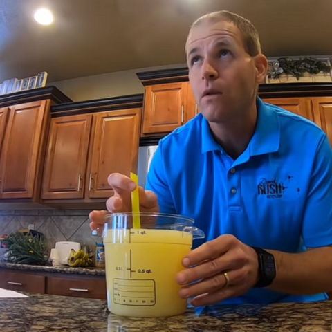 Άνδρας πίνει 1 λίτρο λεμόνι