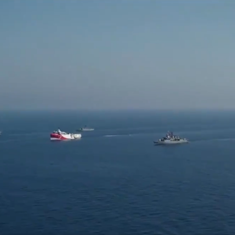 Συνεχίζεται η τουρκική προπαγάνδα: Βίντεο με το Oruc Reis να συνοδεύεται από πολεμικά πλοία αναρτήθηκε στο Twitter από το τουρκικό υπουργείο Εθνικής Άμυνας