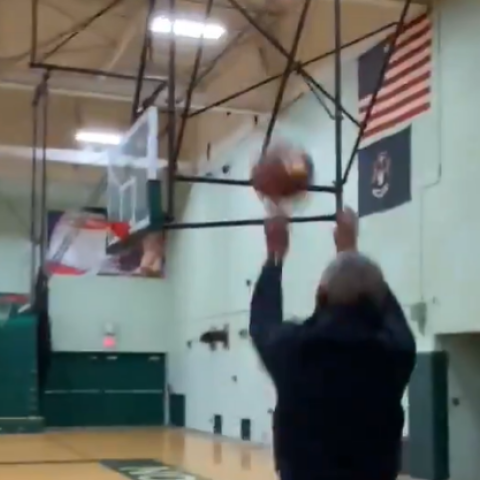 Ο πρώην πρόεδρος των ΗΠΑ Mπαράκ Ομπάμα μπήκε στο γήπεδο, πήρε τη μπάλα και έβαλε καλάθι κατά τη διάρκεια της προεκλογικής καμπάνιας του Τζο Μπάιντεν