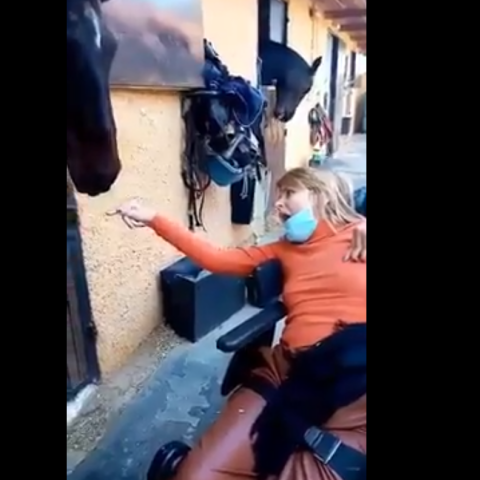 H Μυρτώ κατά την επίσκεψή της στο Ιππικό Όμιλο