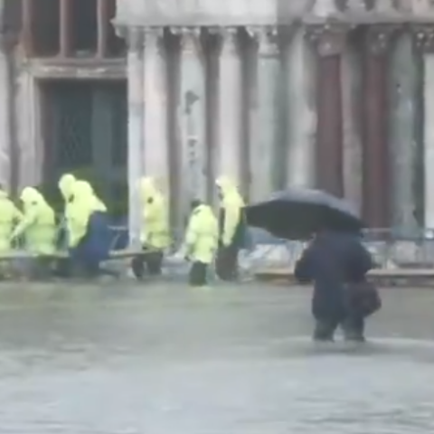 Πλημμυρισμένοι δρόμοι στη Βενετία