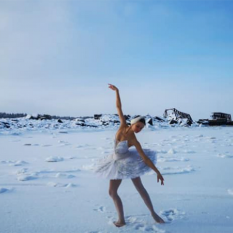 Μπαλαρίνα χορεύει στον πάγο