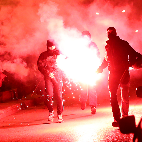 Διαδηλωτές έχουν ανάψει φωτιές και κρατούν καπνογόνα κατά την διάρκεια πορείας διαμαρτυρίας κατοίκων και συλλογικοτήτων κατά της αστυνομικής βίας, στην Νέα Σμύρνη