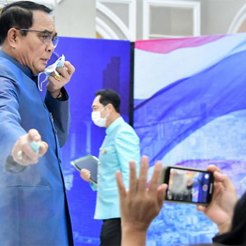 Ο πρωθυπουργός της Ταϊλάνδης ψέκασε τους δημοσιογράφους