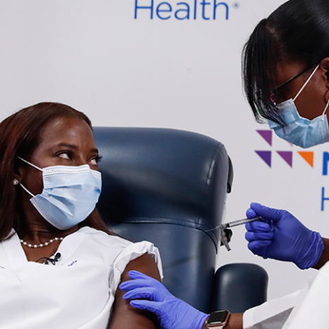 Η Σάντρα Λίντσεϊ τη στιγμή που κάνει το εμβόλιο κατά του κορωνοϊού 