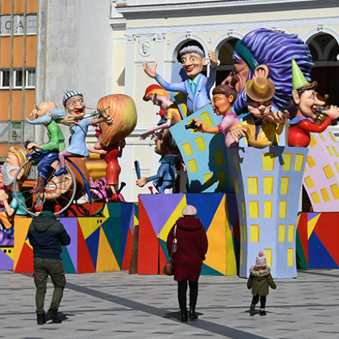 ΠΑΤΡΑ- ΑΠΟΚΡΙΑΤΙΚΗ ΑΤΜΟΣΦΑΙΡΑ ΣΤΗΝ ΠΟΛΗ ΜΕ ΦΩΤΑ ΚΑΙ ΚΑΡΝΑΒΑΛΙΚΕΣ ΚΟΥΚΛΕΣ