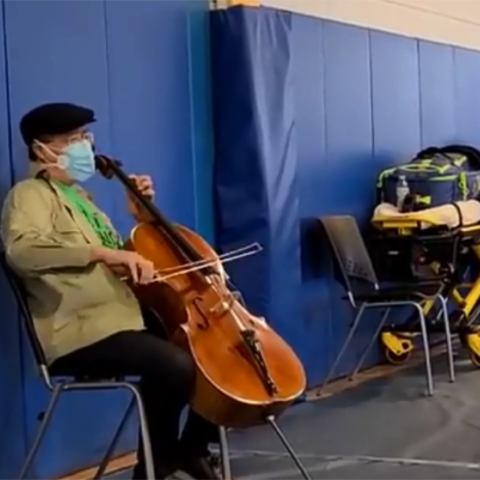 ΗΠΑ: Ο τσελίστας Γιο-Γιο Μα εμβολιάστηκε για την Covid-19 και έδωσε μια μίνι συναυλία